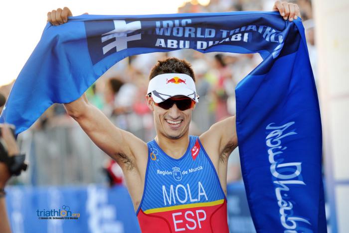 Mario Mola vence en abu dhabi series mundiales de TRIATLON